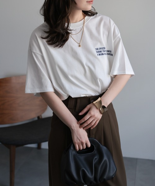 ap retro（アプレトロ）の「【選べるデザイン】BigシルエットカジュアルＴシャツ/ ハートチュール / ロゴ刺繍 / ハートモチーフ（Tシャツ/カットソー・レディース・オフホワイト/アイボリー/ブラック/ホワイト/ホワイト系その他/ブラック系その他/ブラウン/ブラウン系その他/ブラック系その他2/ホワイト系その他2/ブラック系その他3/ホワイト系その他3/ホワイト系その他4/オートミール/スミクロ・FREE）」の6枚目の写真