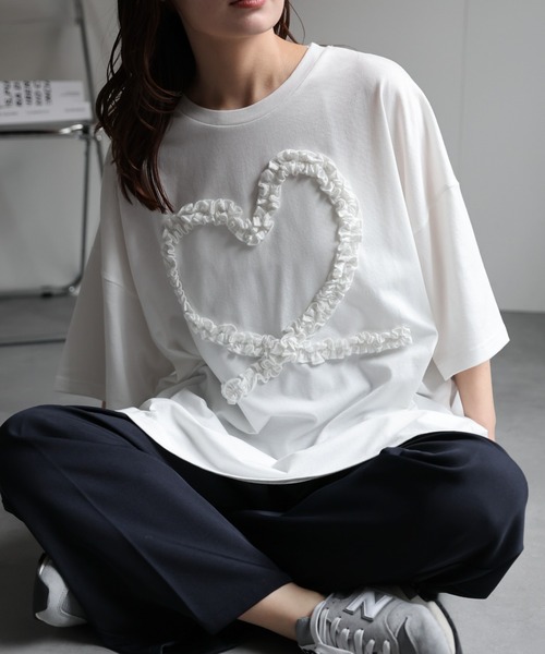 ap retro（アプレトロ）の「【選べるデザイン】BigシルエットカジュアルＴシャツ/ ハートチュール / ロゴ刺繍 / ハートモチーフ（Tシャツ/カットソー・レディース・オフホワイト/アイボリー/ブラック/ホワイト/ホワイト系その他/ブラック系その他/ブラウン/ブラウン系その他/ブラック系その他2/ホワイト系その他2/ブラック系その他3/ホワイト系その他3/ホワイト系その他4/オートミール/スミクロ・FREE）」の7枚目の写真
