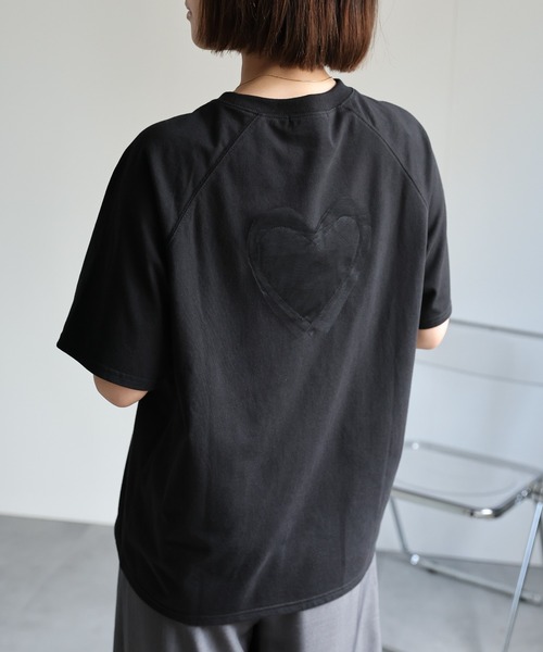 ap retro（アプレトロ）の「【選べるデザイン】BigシルエットカジュアルＴシャツ/ ハートチュール / ロゴ刺繍 / ハートモチーフ（Tシャツ/カットソー・レディース・オフホワイト/アイボリー/ブラック/ホワイト/ホワイト系その他/ブラック系その他/ブラウン/ブラウン系その他/ブラック系その他2/ホワイト系その他2/ブラック系その他3/ホワイト系その他3/ホワイト系その他4/オートミール/スミクロ・FREE）」の8枚目の写真