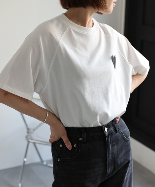 ap retro（アプレトロ）の「【選べるデザイン】BigシルエットカジュアルＴシャツ/ ハートチュール / ロゴ刺繍 / ハートモチーフ（Tシャツ/カットソー・レディース・オフホワイト/アイボリー/ブラック/ホワイト/ホワイト系その他/ブラック系その他/ブラウン/ブラウン系その他/ブラック系その他2/ホワイト系その他2/ブラック系その他3/ホワイト系その他3/ホワイト系その他4/オートミール/スミクロ・FREE）」の16枚目の写真