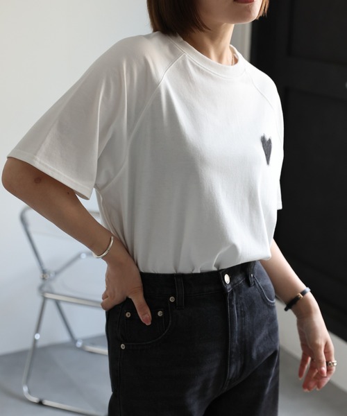 ap retro（アプレトロ）の「【選べるデザイン】BigシルエットカジュアルＴシャツ/ ハートチュール / ロゴ刺繍 / ハートモチーフ（Tシャツ/カットソー・レディース・オフホワイト/アイボリー/ブラック/ホワイト/ホワイト系その他/ブラック系その他/ブラウン/ブラウン系その他/ブラック系その他2/ホワイト系その他2/ブラック系その他3/ホワイト系その他3/ホワイト系その他4/オートミール/スミクロ・FREE）」の17枚目の写真