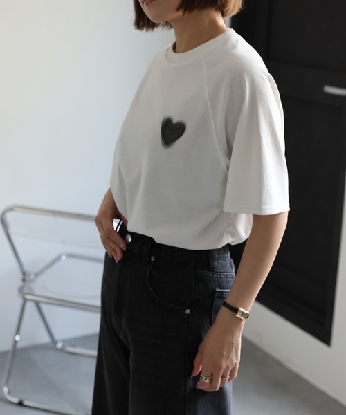 ap retro（アプレトロ）の「【選べるデザイン】BigシルエットカジュアルＴシャツ/ ハートチュール / ロゴ刺繍 / ハートモチーフ（Tシャツ/カットソー・レディース・オフホワイト/アイボリー/ブラック/ホワイト/ホワイト系その他/ブラック系その他/ブラウン/ブラウン系その他/ブラック系その他2/ホワイト系その他2/ブラック系その他3/ホワイト系その他3/ホワイト系その他4/オートミール/スミクロ・FREE）」の18枚目の写真