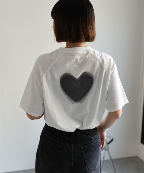 ap retro（アプレトロ）の「【選べるデザイン】BigシルエットカジュアルＴシャツ/ ハートチュール / ロゴ刺繍 / ハートモチーフ（Tシャツ/カットソー・レディース・オフホワイト/アイボリー/ブラック/ホワイト/ホワイト系その他/ブラック系その他/ブラウン/ブラウン系その他/ブラック系その他2/ホワイト系その他2/ブラック系その他3/ホワイト系その他3/ホワイト系その他4/オートミール/スミクロ・FREE）」の19枚目の写真