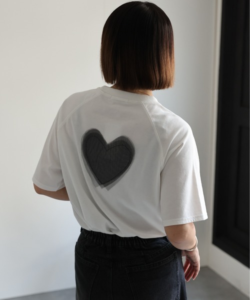 ap retro（アプレトロ）の「【選べるデザイン】BigシルエットカジュアルＴシャツ/ ハートチュール / ロゴ刺繍 / ハートモチーフ（Tシャツ/カットソー・レディース・オフホワイト/アイボリー/ブラック/ホワイト/ホワイト系その他/ブラック系その他/ブラウン/ブラウン系その他/ブラック系その他2/ホワイト系その他2/ブラック系その他3/ホワイト系その他3/ホワイト系その他4/オートミール/スミクロ・FREE）」の20枚目の写真