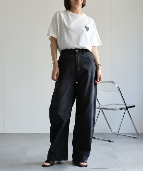 ap retro（アプレトロ）の「【選べるデザイン】BigシルエットカジュアルＴシャツ/ ハートチュール / ロゴ刺繍 / ハートモチーフ（Tシャツ/カットソー・レディース・オフホワイト/アイボリー/ブラック/ホワイト/ホワイト系その他/ブラック系その他/ブラウン/ブラウン系その他/ブラック系その他2/ホワイト系その他2/ブラック系その他3/ホワイト系その他3/ホワイト系その他4/オートミール/スミクロ・FREE）」の21枚目の写真