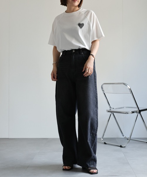 ap retro（アプレトロ）の「【選べるデザイン】BigシルエットカジュアルＴシャツ/ ハートチュール / ロゴ刺繍 / ハートモチーフ（Tシャツ/カットソー・レディース・オフホワイト/アイボリー/ブラック/ホワイト/ホワイト系その他/ブラック系その他/ブラウン/ブラウン系その他/ブラック系その他2/ホワイト系その他2/ブラック系その他3/ホワイト系その他3/ホワイト系その他4/オートミール/スミクロ・FREE）」の22枚目の写真