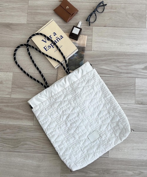 Java（ジャバ）の「《Javaジャバコラボ》今期大注目。シャイニーキルティング２WAYハンドルトート＆ナップサック（トートバッグ・レディース・ブラック/アイボリー/シルバー・ONE SIZE）」の10枚目の写真