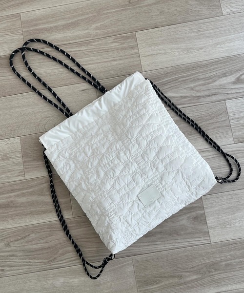 Java（ジャバ）の「《Javaジャバコラボ》今期大注目。シャイニーキルティング２WAYハンドルトート＆ナップサック（トートバッグ・レディース・ブラック/アイボリー/シルバー・ONE SIZE）」の13枚目の写真