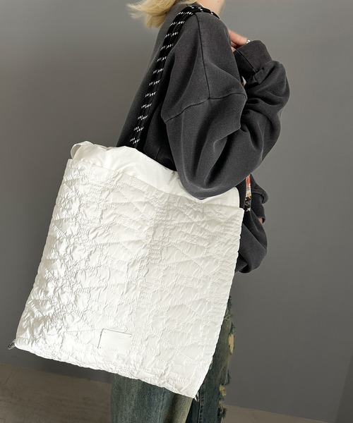 Java（ジャバ）の「《Javaジャバコラボ》今期大注目。シャイニーキルティング２WAYハンドルトート＆ナップサック（トートバッグ・レディース・ブラック/アイボリー/シルバー・ONE SIZE）」の4枚目の写真