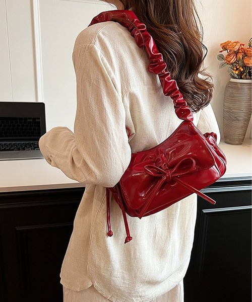 LA VORAGINE（ラ ヴォラジネ）の「2WAYギャザー紐リボンショルダーバッグ（ショルダーバッグ・レディース・ブラック/シルバー/レッド/ホワイト・FREE）」の3枚目の写真