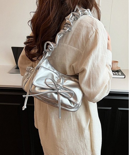 LA VORAGINE（ラ ヴォラジネ）の「2WAYギャザー紐リボンショルダーバッグ（ショルダーバッグ・レディース・ブラック/シルバー/レッド/ホワイト・FREE）」の4枚目の写真