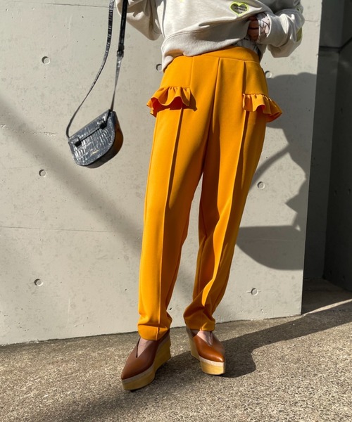 mi via loca(ミヴィアロカ)の「カットジョーゼット フリルテーパードパンツ(その他パンツ・レディース・ブラック/ブラウン/グリーン/マスタード・FREE)」の4枚目の写真