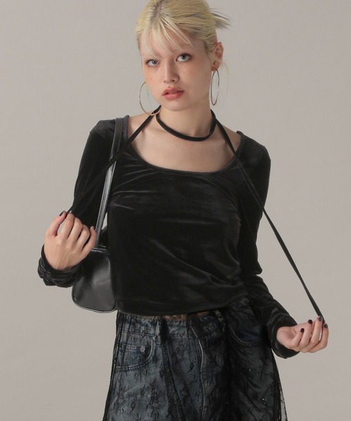 FOREVER 21（フォーエバー トゥエンティーワン）の「【2024FW】ボウタイ付きベロアトップス（Tシャツ/カットソー・レディース・ブラック/グレー/ピンク・MEDIUM/SMALL）」の2枚目の写真