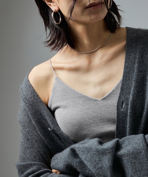 SALON adam et rope'（サロン アダム エ ロペ）の「スパークルラメカップ付きVネックキャミ（キャミソール・レディース・ゴールド/シルバー・FREE）」の2枚目の写真