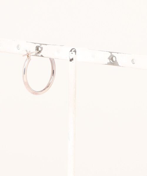 Pledge(プレッジ)の「【Pledge】Silver 925 Hoop Earrings(ソロ)(ピアス(片耳用)・メンズ・シルバー・FREE)」の2枚目の写真