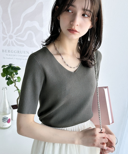 classicalelf(クラシカルエルフ)の「晩夏から秋まで使える♪華奢見え上品トップス☆Vネックハーフスリーブリブニット(Tシャツ/カットソー・レディース・イエロー/チャコール/オフホワイト/ブラウン/グレイッシュベージュ/ブラック・X-LARGE/SMALL/MEDIUM/LARGE)」の3枚目の写真