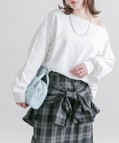 KBF(ケイビーエフ)の「オフショルダーロゴスウェット(スウェット・レディース・ピンク/オフホワイト/グレー・ONE)」の1枚目の写真