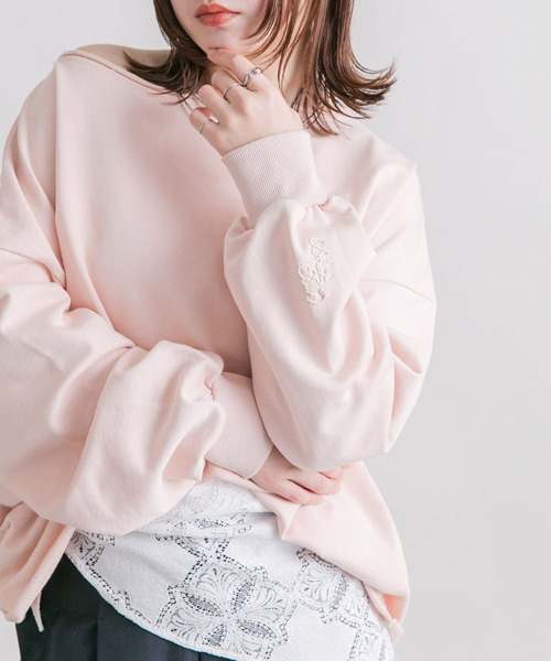 KBF(ケイビーエフ)の「オフショルダーロゴスウェット(スウェット・レディース・ピンク/オフホワイト/グレー・ONE)」の3枚目の写真