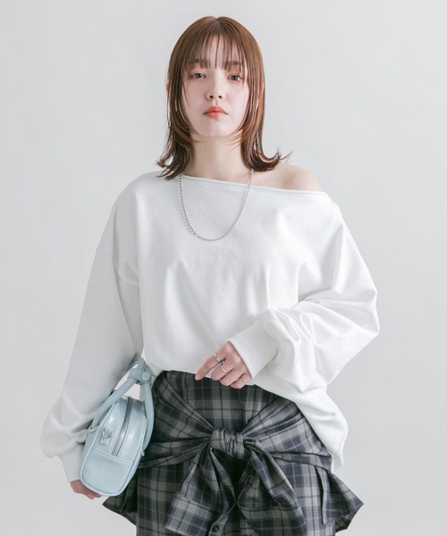 KBF(ケイビーエフ)の「オフショルダーロゴスウェット(スウェット・レディース・ピンク/オフホワイト/グレー・ONE)」の4枚目の写真