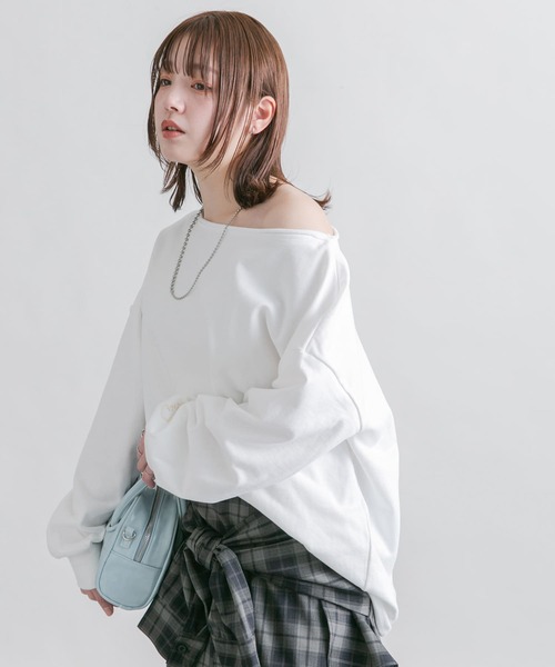 KBF(ケイビーエフ)の「オフショルダーロゴスウェット(スウェット・レディース・ピンク/オフホワイト/グレー・ONE)」の5枚目の写真