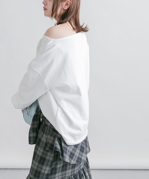 KBF(ケイビーエフ)の「オフショルダーロゴスウェット(スウェット・レディース・ピンク/オフホワイト/グレー・ONE)」の6枚目の写真