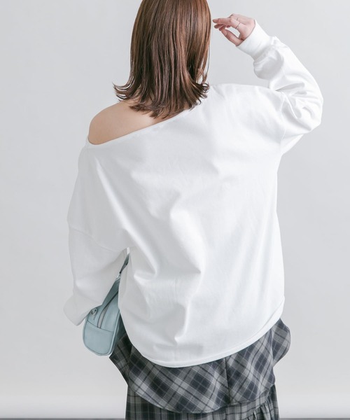 KBF(ケイビーエフ)の「オフショルダーロゴスウェット(スウェット・レディース・ピンク/オフホワイト/グレー・ONE)」の7枚目の写真