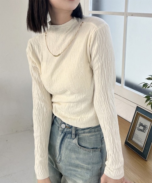 STYLEBLOCK(スタイルブロック)の「フェイクネックレス付きジャガードボトルネックニットトップス(ニット/セーター・レディース・ライトブルー/ブラック/ライトピンク/アイボリー・FREE)」の2枚目の写真