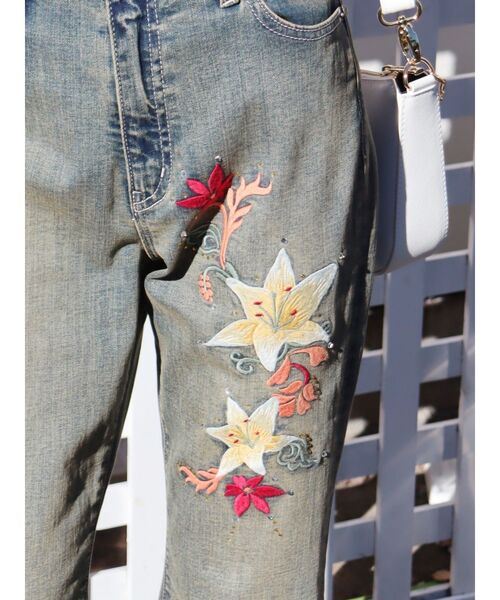 EVRIS（エヴリス）の「Embroideryフレアデニムパンツ（デニムパンツ・レディース・インディゴブルー/ライトブルー・MEDIUM/SMALL）」の3枚目の写真