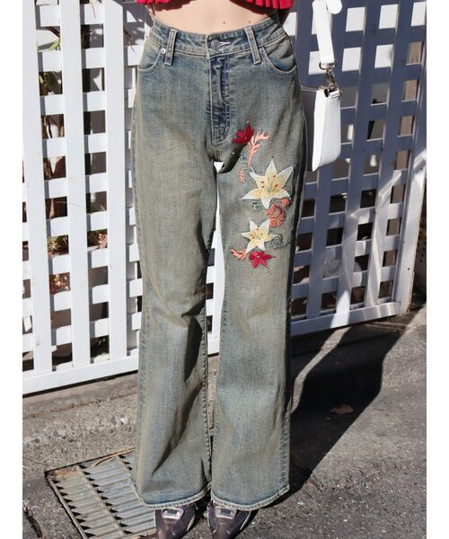 EVRIS（エヴリス）の「Embroideryフレアデニムパンツ（デニムパンツ・レディース・インディゴブルー/ライトブルー・MEDIUM/SMALL）」の4枚目の写真