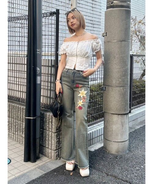 EVRIS（エヴリス）の「Embroideryフレアデニムパンツ（デニムパンツ・レディース・インディゴブルー/ライトブルー・MEDIUM/SMALL）」の7枚目の写真