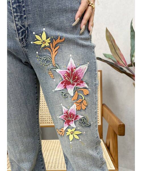 EVRIS（エヴリス）の「Embroideryフレアデニムパンツ（デニムパンツ・レディース・インディゴブルー/ライトブルー・MEDIUM/SMALL）」の9枚目の写真
