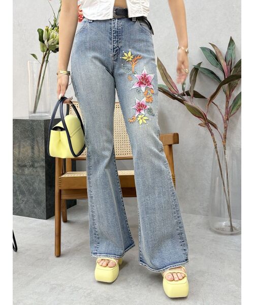 EVRIS（エヴリス）の「Embroideryフレアデニムパンツ（デニムパンツ・レディース・インディゴブルー/ライトブルー・MEDIUM/SMALL）」の11枚目の写真
