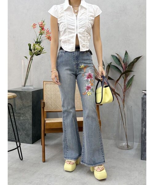 EVRIS（エヴリス）の「Embroideryフレアデニムパンツ（デニムパンツ・レディース・インディゴブルー/ライトブルー・MEDIUM/SMALL）」の12枚目の写真