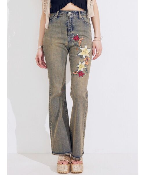 EVRIS（エヴリス）の「Embroideryフレアデニムパンツ（デニムパンツ・レディース・インディゴブルー/ライトブルー・MEDIUM/SMALL）」の2枚目の写真