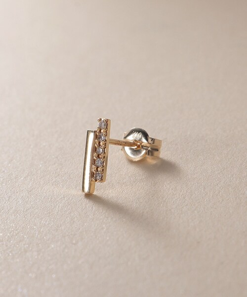 COCOSHNIK（ココシュニック）の「K10ダイヤモンド シフテッドレクタングル スタッドピアス（ピアス（両耳用）・レディース・イエローゴールド・00）」の9枚目の写真