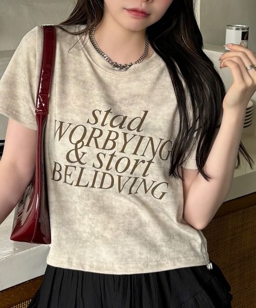 ADDITION STORE（アディションストア）の「【着丈が調節出来るクロップドT】両サイドがドローコードでクシュクシュかわいい / サイド ドロスト クロップド ロゴプリント 半袖Tシャツ / y2k（Tシャツ/カットソー・レディース・カーキ/ライトグレー/ダークグレー/ベージュ・FREE）」の3枚目の写真