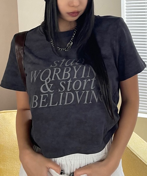 ADDITION STORE（アディションストア）の「【着丈が調節出来るクロップドT】両サイドがドローコードでクシュクシュかわいい / サイド ドロスト クロップド ロゴプリント 半袖Tシャツ / y2k（Tシャツ/カットソー・レディース・カーキ/ライトグレー/ダークグレー/ベージュ・FREE）」の2枚目の写真