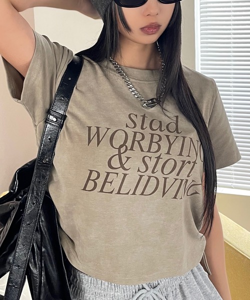 ADDITION STORE（アディションストア）の「【着丈が調節出来るクロップドT】両サイドがドローコードでクシュクシュかわいい / サイド ドロスト クロップド ロゴプリント 半袖Tシャツ / y2k（Tシャツ/カットソー・レディース・カーキ/ライトグレー/ダークグレー/ベージュ・FREE）」の13枚目の写真