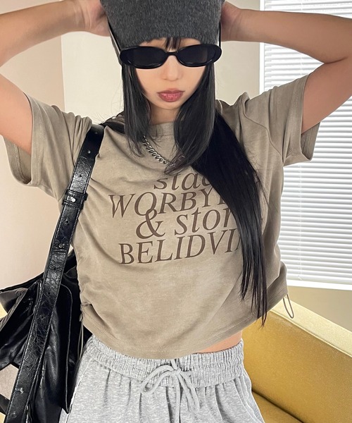 ADDITION STORE（アディションストア）の「【着丈が調節出来るクロップドT】両サイドがドローコードでクシュクシュかわいい / サイド ドロスト クロップド ロゴプリント 半袖Tシャツ / y2k（Tシャツ/カットソー・レディース・カーキ/ライトグレー/ダークグレー/ベージュ・FREE）」の14枚目の写真