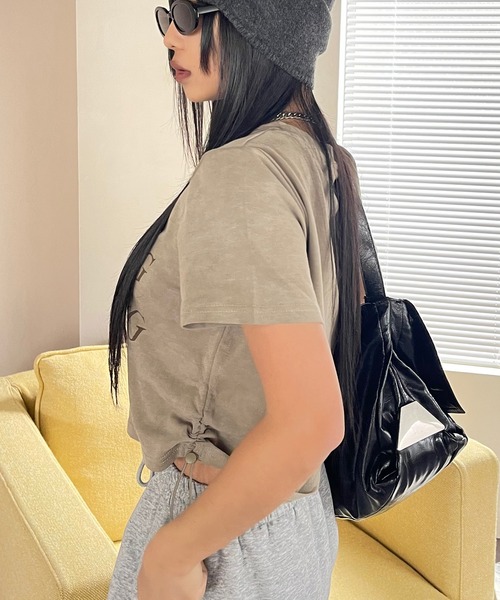 ADDITION STORE（アディションストア）の「【着丈が調節出来るクロップドT】両サイドがドローコードでクシュクシュかわいい / サイド ドロスト クロップド ロゴプリント 半袖Tシャツ / y2k（Tシャツ/カットソー・レディース・カーキ/ライトグレー/ダークグレー/ベージュ・FREE）」の15枚目の写真