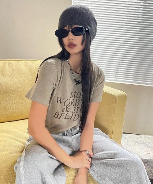 ADDITION STORE（アディションストア）の「【着丈が調節出来るクロップドT】両サイドがドローコードでクシュクシュかわいい / サイド ドロスト クロップド ロゴプリント 半袖Tシャツ / y2k（Tシャツ/カットソー・レディース・カーキ/ライトグレー/ダークグレー/ベージュ・FREE）」の16枚目の写真