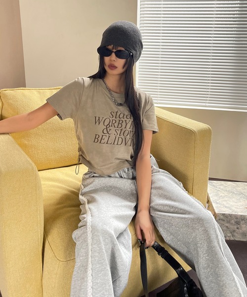 ADDITION STORE（アディションストア）の「【着丈が調節出来るクロップドT】両サイドがドローコードでクシュクシュかわいい / サイド ドロスト クロップド ロゴプリント 半袖Tシャツ / y2k（Tシャツ/カットソー・レディース・カーキ/ライトグレー/ダークグレー/ベージュ・FREE）」の17枚目の写真