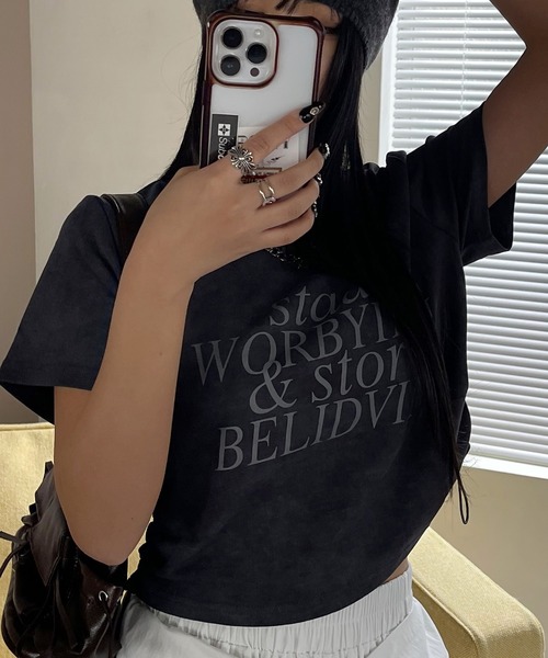 ADDITION STORE（アディションストア）の「【着丈が調節出来るクロップドT】両サイドがドローコードでクシュクシュかわいい / サイド ドロスト クロップド ロゴプリント 半袖Tシャツ / y2k（Tシャツ/カットソー・レディース・カーキ/ライトグレー/ダークグレー/ベージュ・FREE）」の6枚目の写真