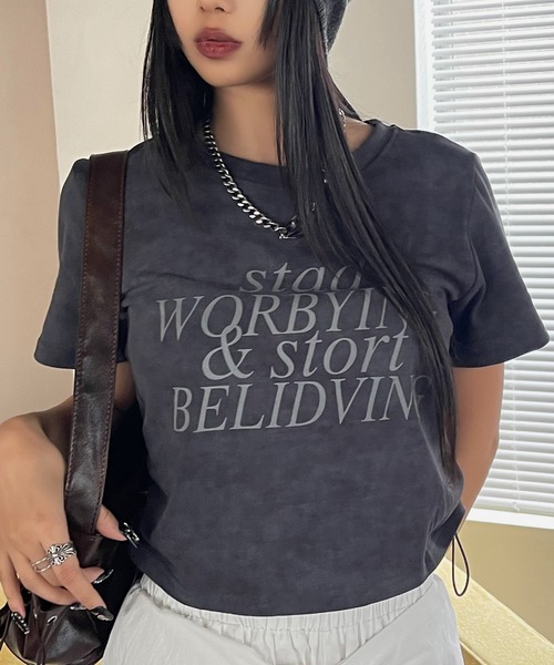 ADDITION STORE（アディションストア）の「【着丈が調節出来るクロップドT】両サイドがドローコードでクシュクシュかわいい / サイド ドロスト クロップド ロゴプリント 半袖Tシャツ / y2k（Tシャツ/カットソー・レディース・カーキ/ライトグレー/ダークグレー/ベージュ・FREE）」の7枚目の写真