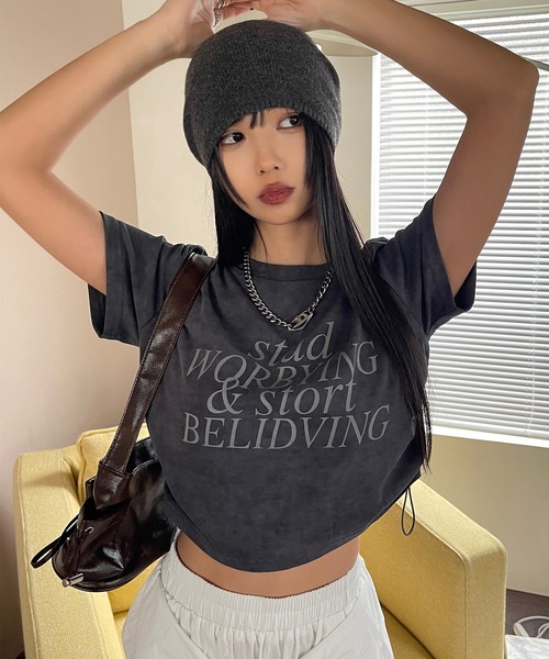 ADDITION STORE（アディションストア）の「【着丈が調節出来るクロップドT】両サイドがドローコードでクシュクシュかわいい / サイド ドロスト クロップド ロゴプリント 半袖Tシャツ / y2k（Tシャツ/カットソー・レディース・カーキ/ライトグレー/ダークグレー/ベージュ・FREE）」の5枚目の写真