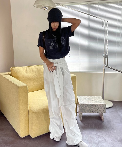 ADDITION STORE（アディションストア）の「【着丈が調節出来るクロップドT】両サイドがドローコードでクシュクシュかわいい / サイド ドロスト クロップド ロゴプリント 半袖Tシャツ / y2k（Tシャツ/カットソー・レディース・カーキ/ライトグレー/ダークグレー/ベージュ・FREE）」の12枚目の写真