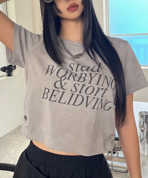 ADDITION STORE（アディションストア）の「【着丈が調節出来るクロップドT】両サイドがドローコードでクシュクシュかわいい / サイド ドロスト クロップド ロゴプリント 半袖Tシャツ / y2k（Tシャツ/カットソー・レディース・カーキ/ライトグレー/ダークグレー/ベージュ・FREE）」の22枚目の写真