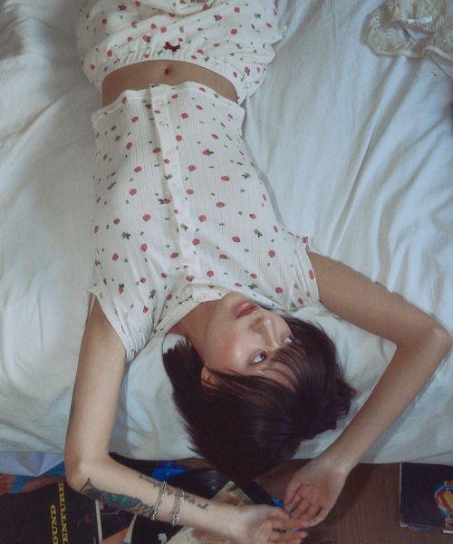 NIIER NOR(ニアノア)の「A'GEM/9 × .kom 『NIIER NOR/ニーアノア』STRAWBERRY SKIRT SHORTS/ストロベリースカートショーツ(その他パンツ・レディース・アイボリー・FREE)」の2枚目の写真