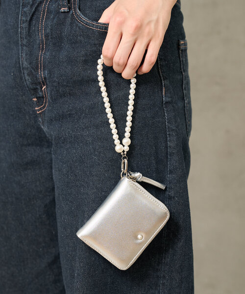 Actually（アクチュアリー）の「【perche ペルケ】パールストラップジャバラカードウォレット（その他小物・レディース・ブラック/シルバー/ゴールド・0）」の2枚目の写真