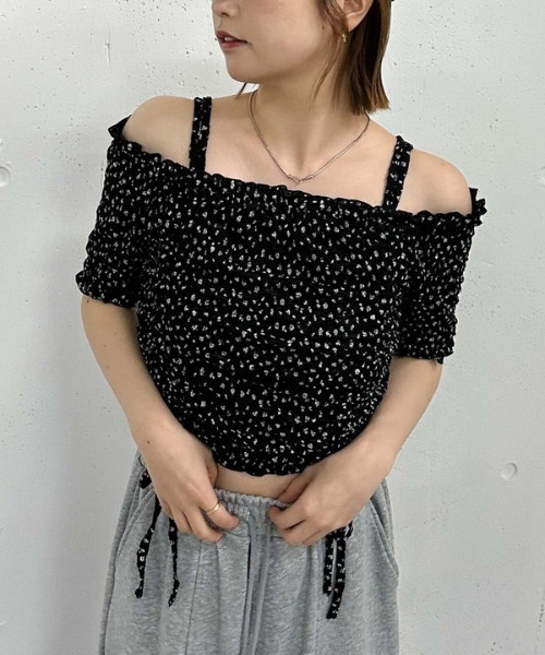 archives(アルシーヴ)の「小花柄カットレースオフショルTOPS(Tシャツ/カットソー・レディース・アイボリー/ブラック・MEDIUM)」の3枚目の写真